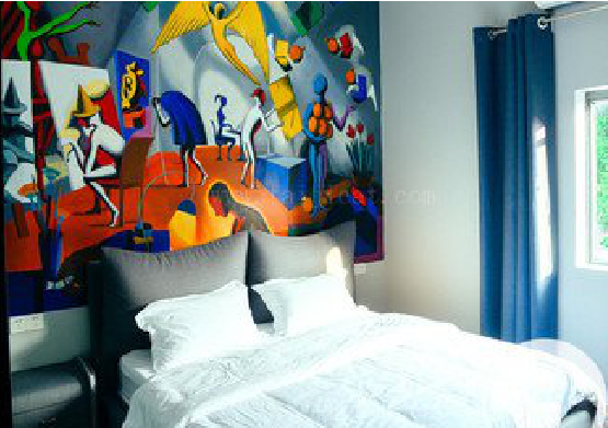 石屏对于酒店的墙体彩绘而言更注重哪些方面？